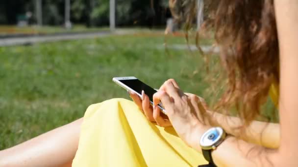 Las manos femeninas y el teléfono de cerca — Vídeos de Stock