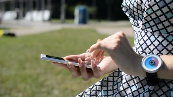 Frau tippt Nachricht auf schwarzem Smartphone — Stockvideo