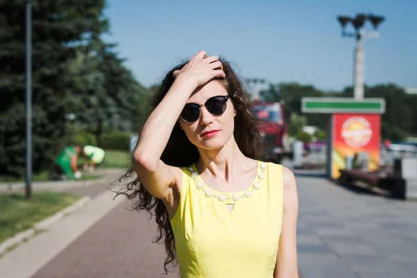 Schöne Mädchen Einem Gelben Kleid Geht Einem Sommerpark Einem Sonnigen — Stockfoto