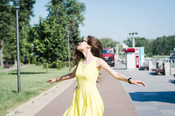 Девочка Желтом Платье Гуляет Летнем Парке Солнечным Утром — стоковое фото