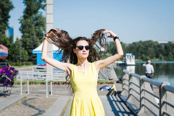 Schöne Mädchen Einem Gelben Kleid Geht Einem Sommerpark Einem Sonnigen — Stockfoto