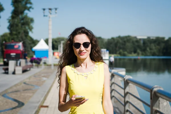 Schöne Mädchen Einem Gelben Kleid Geht Einem Sommerpark Einem Sonnigen — Stockfoto