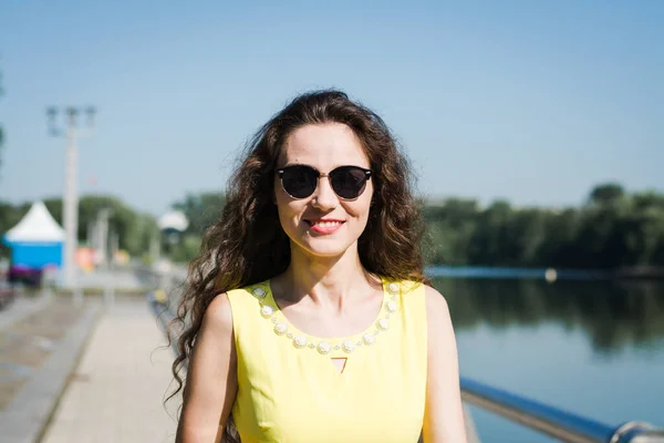 Hermosa Chica Vestido Amarillo Camina Parque Verano Una Mañana Soleada —  Fotos de Stock