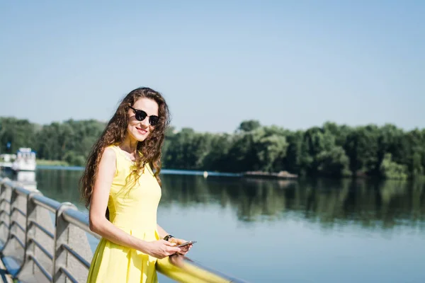 Schöne Mädchen Einem Gelben Kleid Geht Einem Sommerpark Einem Sonnigen — Stockfoto