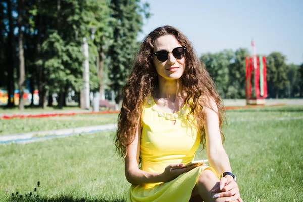 Bella Ragazza Abito Giallo Cammina Parco Estivo Una Mattina Sole — Foto Stock