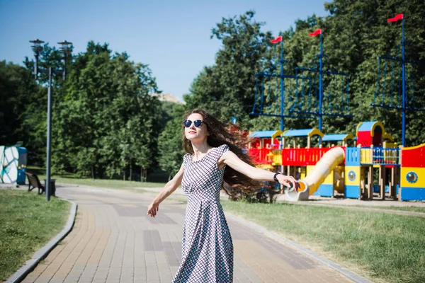 Beautiful Russian Girl Walks City Park Summer Rejoices — Stock Photo, Image