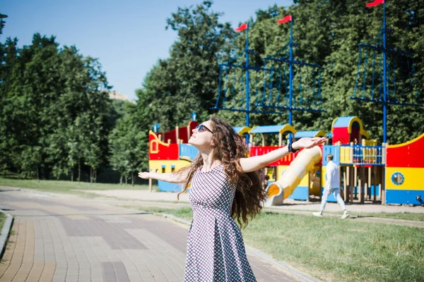 Vacker Rysk Flicka Går Stadsparken Sommaren Och Gläds — Stockfoto