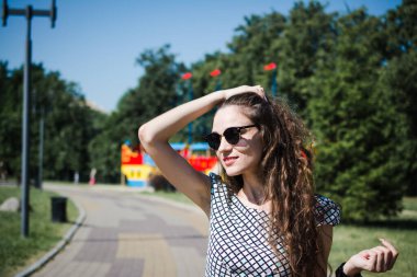 Güzel bir Rus kızı yazın şehir parkına gelir ve sevinir.