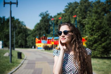 Güzel bir Rus kızı yazın şehir parkına gelir ve sevinir.