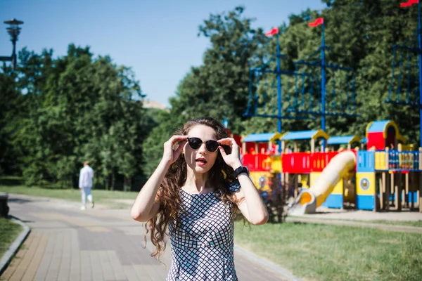 Una Hermosa Chica Rusa Camina Parque Ciudad Verano Regocija — Foto de Stock