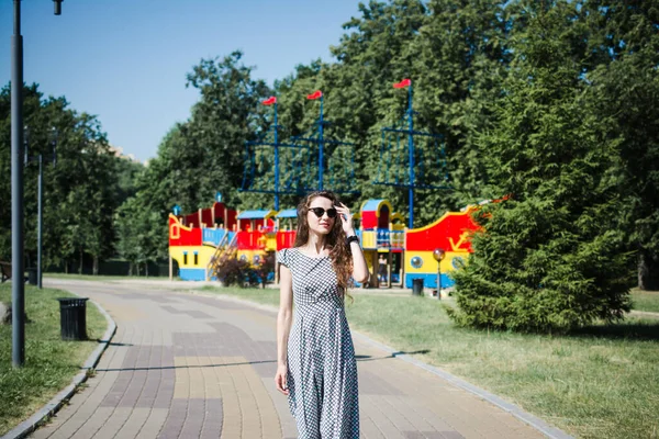 Een Prachtig Russisch Meisje Wandelt Zomer Het Stadspark Verheugt Zich — Stockfoto