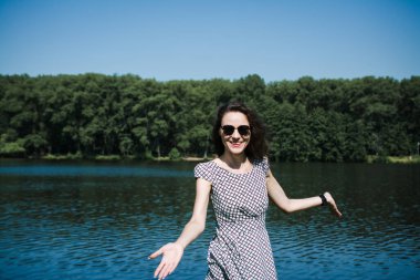 Güzel bir Rus kızı yazın şehir parkına gelir ve sevinir.