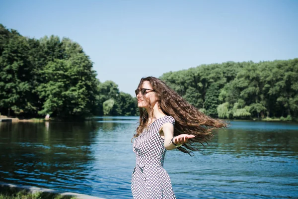 Ein Schönes Russisches Mädchen Spaziert Sommer Stadtpark Und Freut Sich — Stockfoto