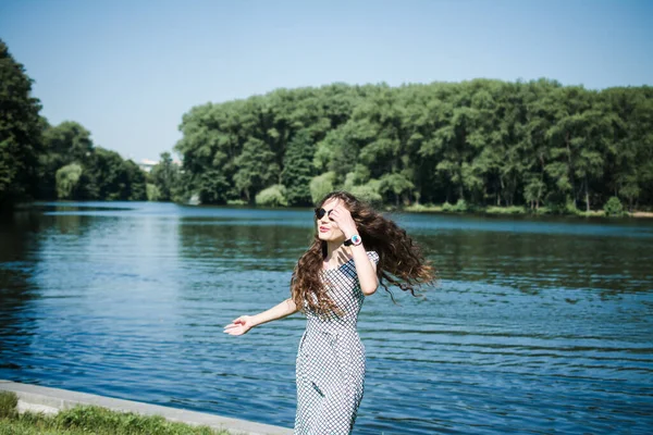 Une Belle Fille Russe Promène Dans Parc Ville Été Réjouit — Photo