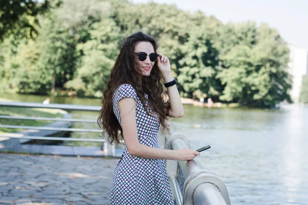 Ein Schönes Russisches Mädchen Spaziert Sommer Stadtpark Und Freut Sich — Stockfoto