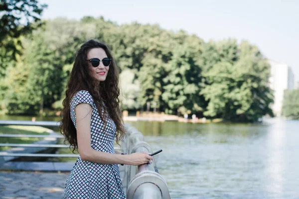 Ein Schönes Russisches Mädchen Spaziert Sommer Stadtpark Und Freut Sich — Stockfoto