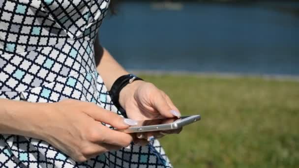 Mãos menina se comunica com mensagens em seu smartphone — Vídeo de Stock