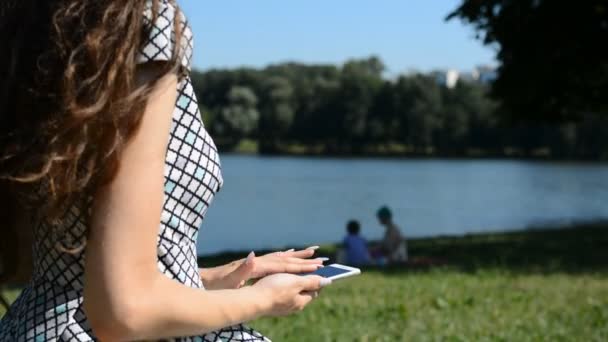 Primo piano di una donna che tiene la mano e utilizza un telefono — Video Stock