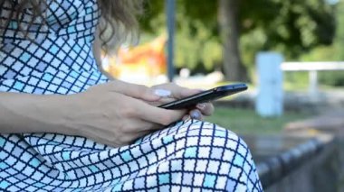 Siyah akıllı telefondan mesaj yazan kadın elleri