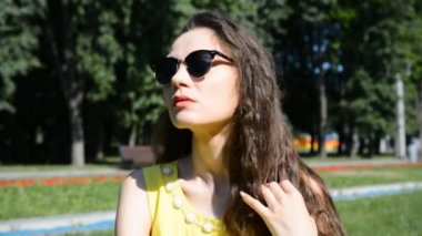 Genç ve mutlu bir kadının yaz portresi mutlu bir şekilde gülüyor pozitif yaşam tarzının tadını çıkarıyor.