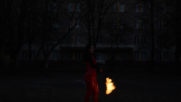 Noční požární žena perfomance — Stock video