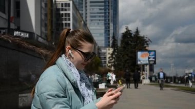 Akıllı telefon cihazında bir kadınla mesajlaşmanın portresini kapat