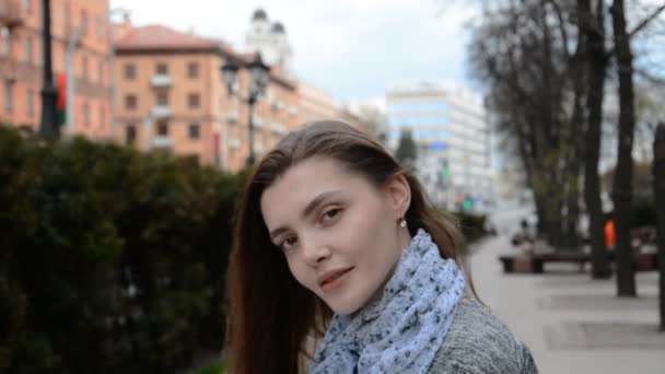 Retrato de una hermosa chica en una ciudad europea — Vídeo de stock