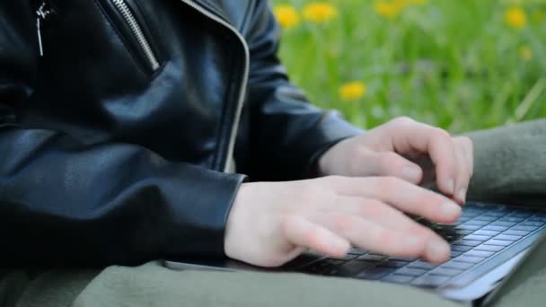 Las manos femeninas de la mujer de negocios trabajador usuario profesional utilizando teclear en el teclado portátil portátil — Vídeo de stock