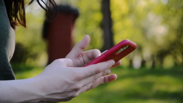 Крупним планом красива жінка рука за допомогою смартфона — стокове відео