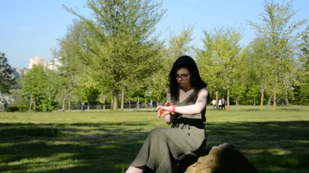 Bastante caucásico Mujer uso de reloj inteligente al aire libre — Vídeo de stock