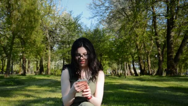 Jolie étudiante caucasienne à la peau blanche utiliser le téléphone intelligent — Video