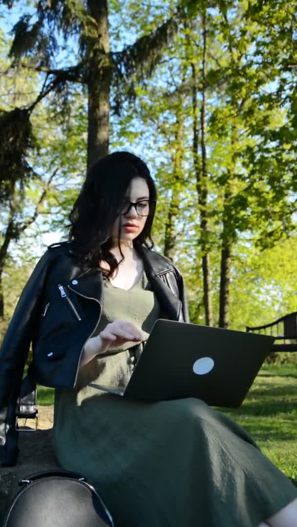 Mooie en moderne vrouwelijke student of freelancer die werkt op een laptop — Stockvideo