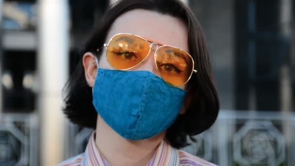 Закройте портрет молодой женщины с защитной маской на лице — стоковое видео
