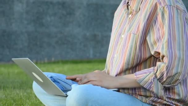 Freelancer Mujer escribiendo en el teclado del ordenador portátil — Vídeo de stock