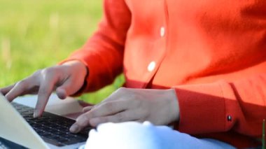 İş kadını elleri laptopta dışarıda çalışıyor.