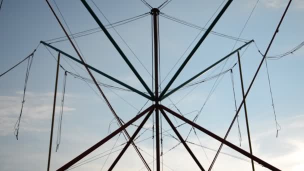 Vista trasera de la silueta de la muchacha adolescente saltando en el trampolín — Vídeos de Stock