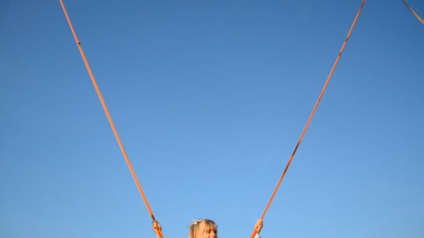 Teenager pige hoppe på trampolin – Stock-video