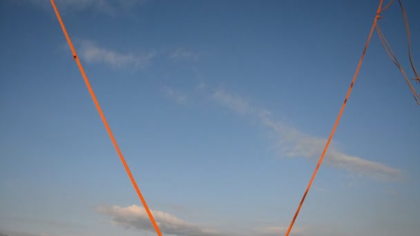 Giovanissima ragazza salta su un bungee trampolino — Video Stock