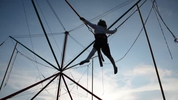 Adolescente menina saltando bungee trampolim — Vídeo de Stock