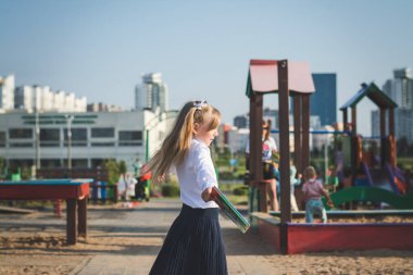 Yazın parkta küçük bir kız portresi