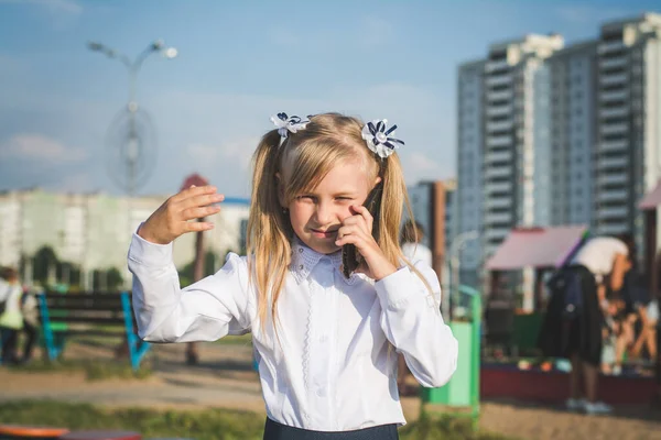 Niña Calle Hablando Por Teléfono Escribiendo Mensaje Patio — Foto de Stock