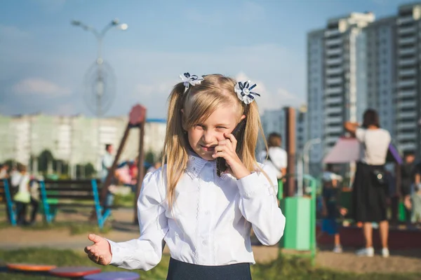 Niña Calle Hablando Por Teléfono Escribiendo Mensaje Patio — Foto de Stock