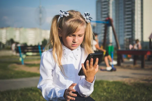 Sokaktaki Küçük Kız Telefonda Konuşuyor Oyun Parkına Bir Mesaj Yazıyor — Stok fotoğraf