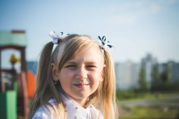 Retrato Niña Patio Recreo Verano — Foto de Stock