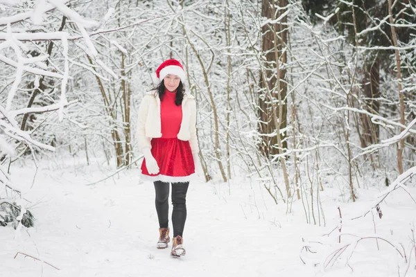 Karlı Bir Ormanda Noel Kıyafetleriyle Güzel Bir Kız — Stok fotoğraf