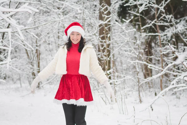 クリスマスの服の雪の森の中の美しい女の子 — ストック写真