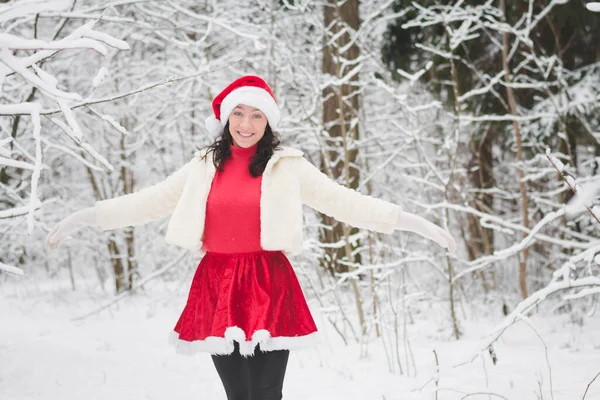 Karlı Bir Ormanda Noel Kıyafetleriyle Güzel Bir Kız — Stok fotoğraf