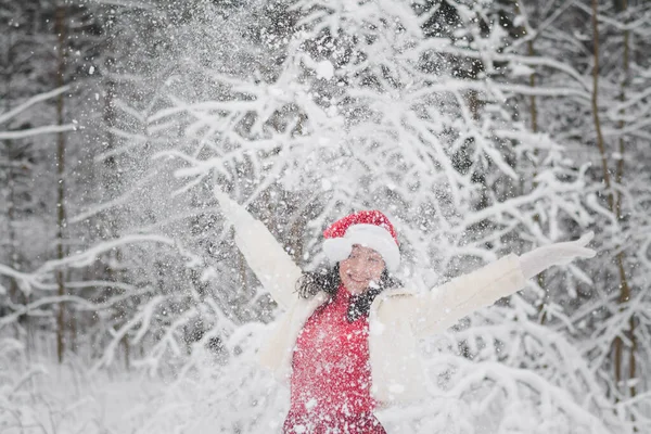 Красивая Девушка Снежном Лесу Рождественской Одежде — стоковое фото