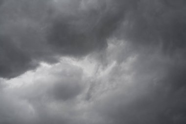 Fırtına arkaplanı soyutlanmadan önce gri dramatik gökyüzü