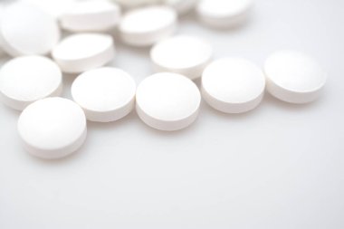 Beyaz arka planda izole edilmiş beyaz haplar